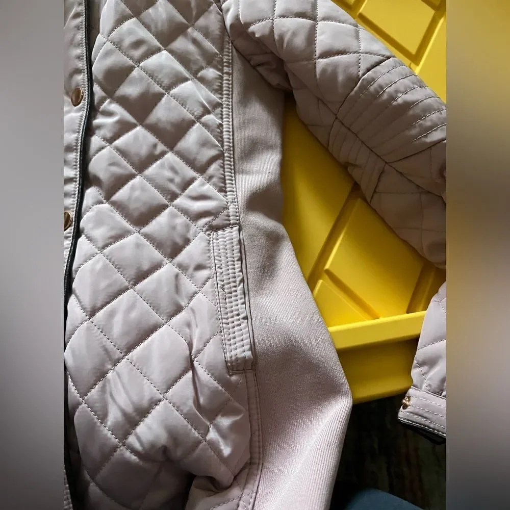 Girls quilted jacket with hood and zipper closure with snaps and pockets